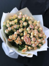 Букет из 25 кремово-персиковых кустовых роз