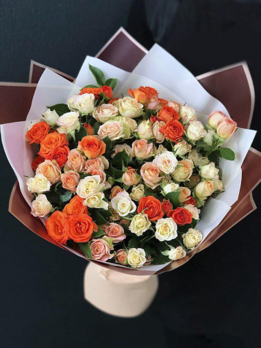 Букет из 25 кустовых роз персиковый микс