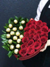 Сердце из роз и конфет Ferrero Rocher